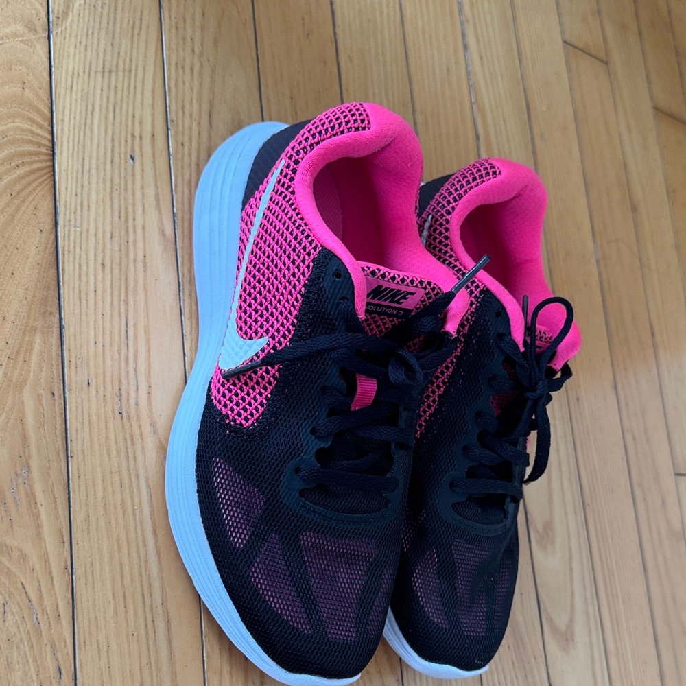 Nike Women's Athletic Shoes in Black and Pink
